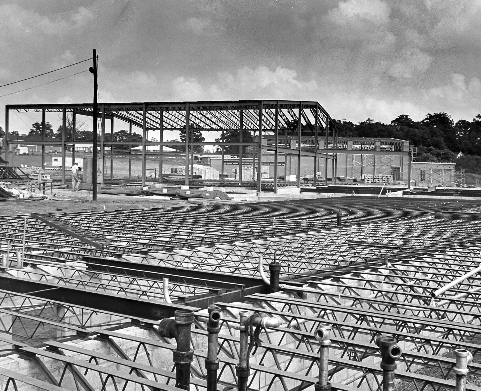 1965-06-08 Steel for school rises